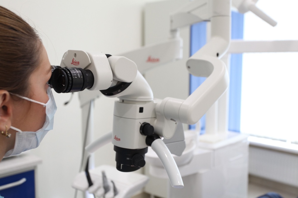 Микроскоп при лечение зубов петербург thumbnail